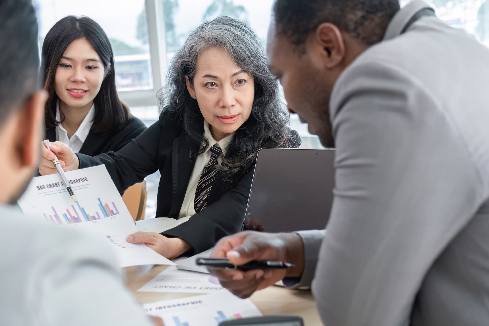 Asesores revisando un gráfico de barras con un cliente